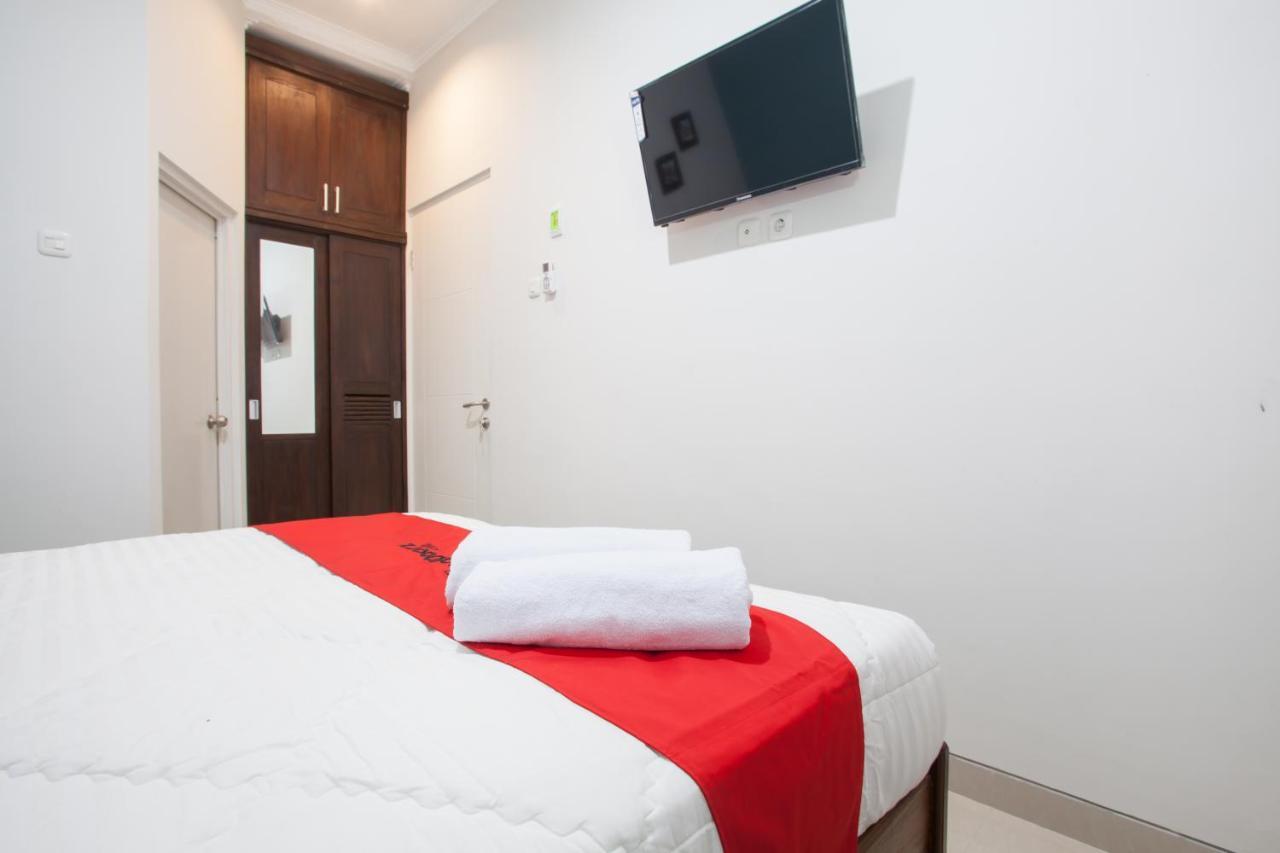 Reddoorz @ Wiyung 3 Hotel Surabaya Exterior photo